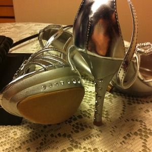 Sz 6 silver heels