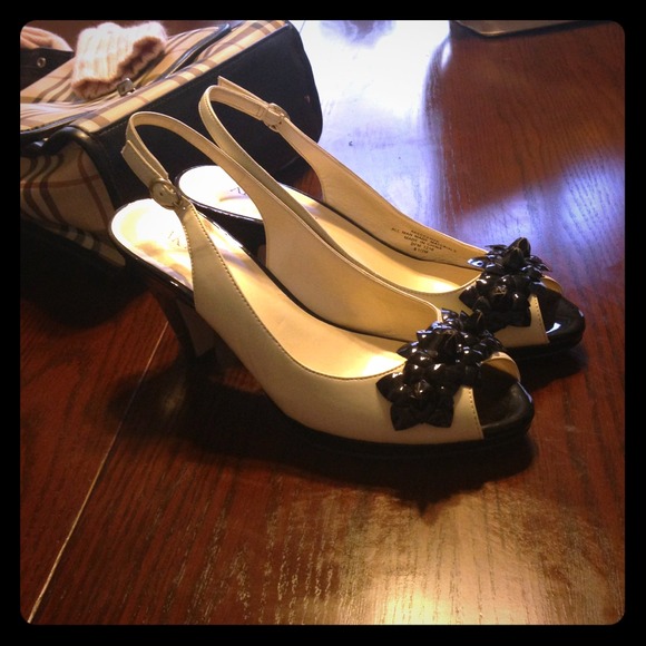 Peep Toe Anne Klein Pump