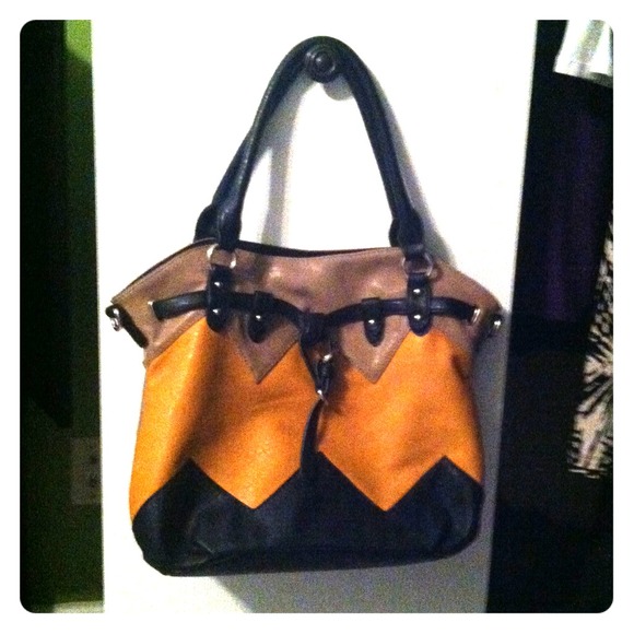 💜❤REDUCED ❤💜Black/yellow chevron handbag!