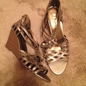 NWOT💥reduced💥silver tone leather strappy sandal.