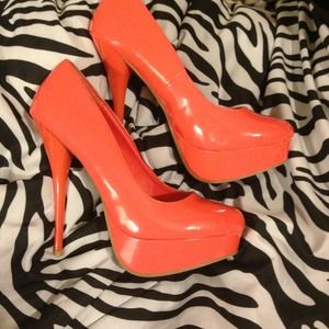 SOLD 👠 Coral patent pumps