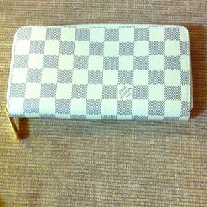 Imitation Louis Vuitton wallet. Never been used.