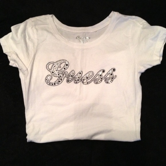 ✋ SOLD in bundle ✋Guess tshirt
