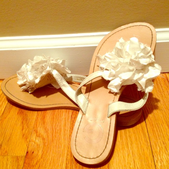 Guess flip flop sandles