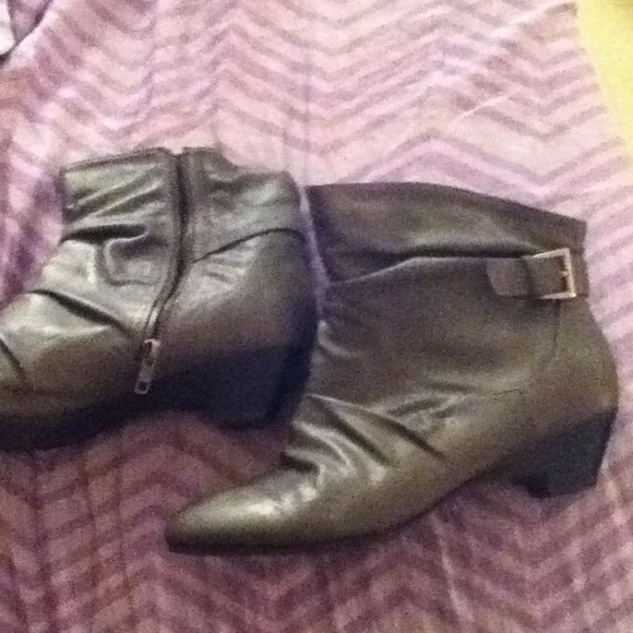 Cute gray ankle boots! - Picture 2 of 4