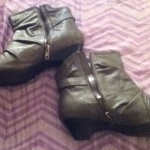 Cute gray ankle boots! - Picture 3 of 4