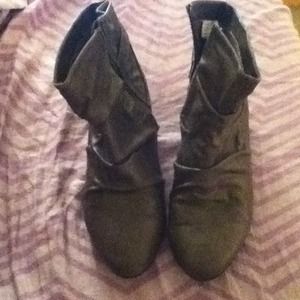 Cute gray ankle boots!