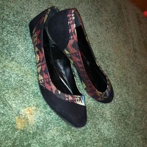 Aztec print flats size 8