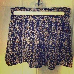 Short triangle print skirt with exposed zipper