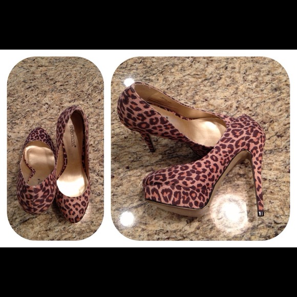 💢SOLD💢Cheetah printed pumps!