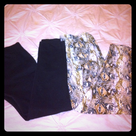 <<SOLD >>Two leggings!!!