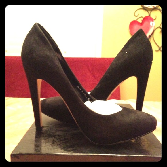 BNIB Black Suede Round Toe Pumps by Dolce Vita