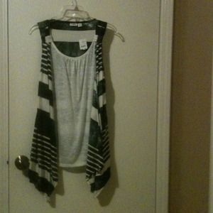 1pc but looks like 2. Flowy tank,tye dyed look.