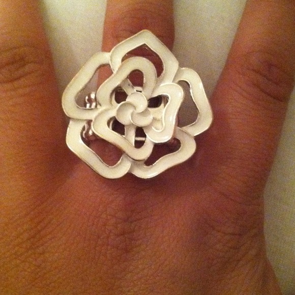 Flower ring💍 - Picture 3 of 4