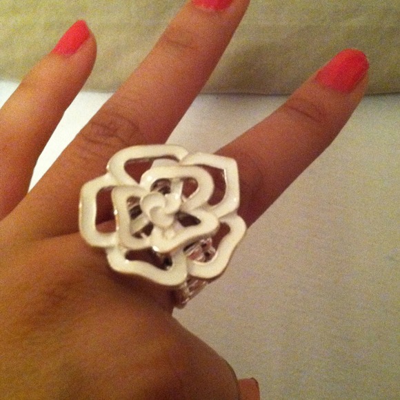 Flower ring💍 - Picture 4 of 4