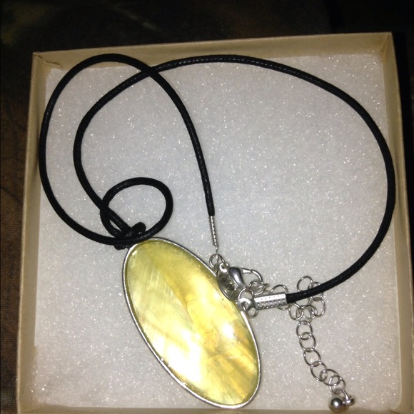 Jewel neckalce never worn!