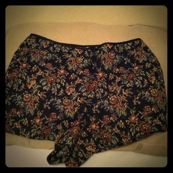 Floral shorts, so cute!✨