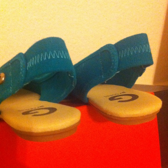 🚫Sold🚫Turquoise ruffle flats from Guess - Picture 3 of 4