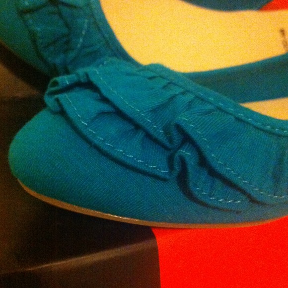 🚫Sold🚫Turquoise ruffle flats from Guess - Picture 4 of 4