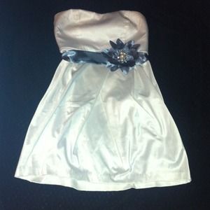 Silky white dress with flower belting