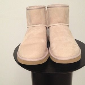 Sold    Classic mini  Uggs size 7 like new