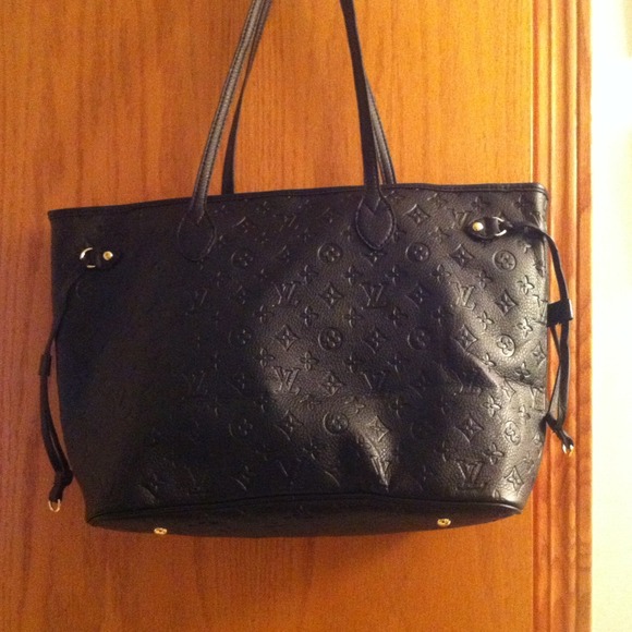 Loui Vittoun Large Purse with matching Wrislet.