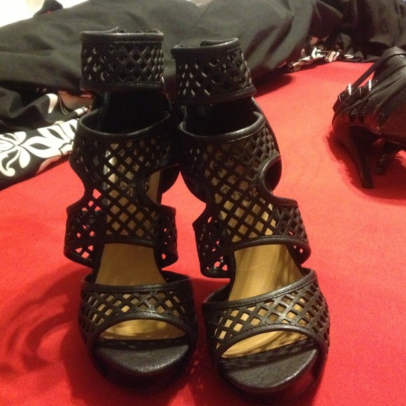 📌📌📌📌SOLD📌📌📌Black strappy heels