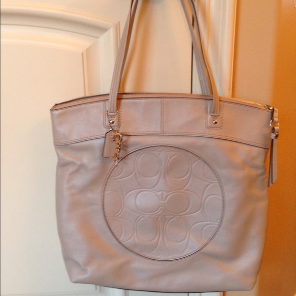***Sold****NWT Coach Laura Sand Tote!
