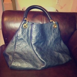 Louis Vuitton Artsy handbag