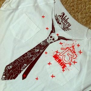 Tshirt w skull tie logo NWT