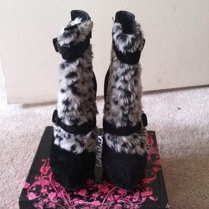 Boots with feather with gray white and black