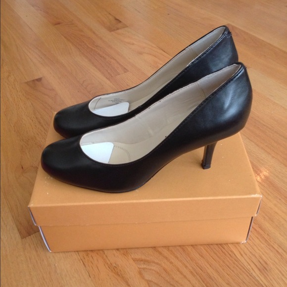 š„REDUCEDš„NIB Unisa Black Round Toes Pumps - Picture 2 of 4