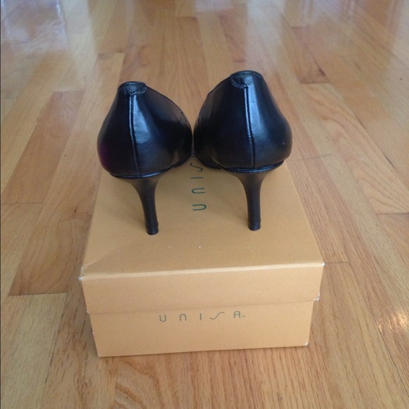 š„REDUCEDš„NIB Unisa Black Round Toes Pumps - Picture 3 of 4