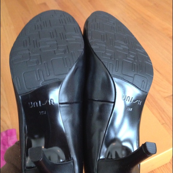 š„REDUCEDš„NIB Unisa Black Round Toes Pumps - Picture 4 of 4