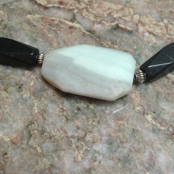 Unique stone statement necklace - Picture 2 of 2