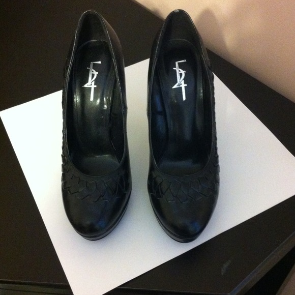 Black pumps
