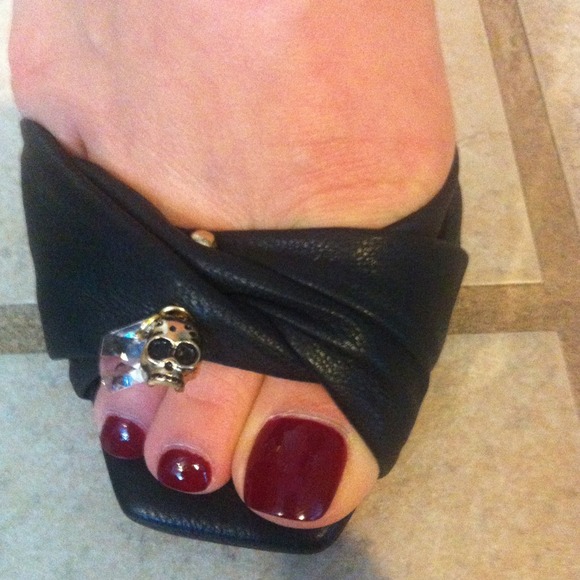 Report Signature Skull Leather Pumps Sandals - Picture 1 of 4