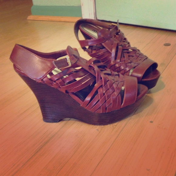 Platform wedge sandals with weave pattern