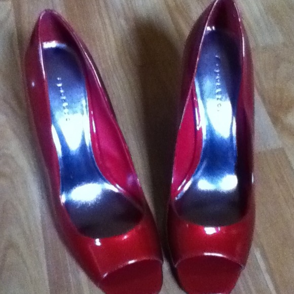 Red open toe shoes.