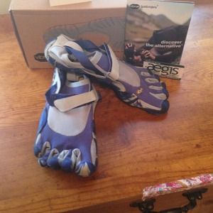 Vibram Bare Foot Shoes Brand New/RESERVED