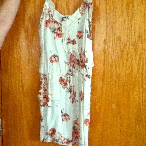 Floral romper, very cute but never worn!
