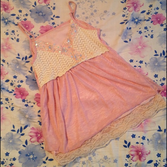 ❗SOLD❗Pink top with sequin and lace