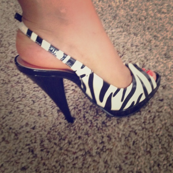 ⛔Bundle⛔zebra top and heels