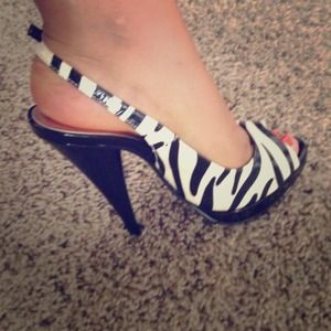⛔Bundle⛔zebra top and heels
