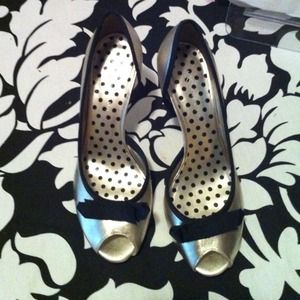 So cute gold and black Anne Taylor heels