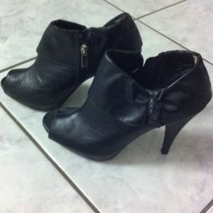 Cute heel booties!