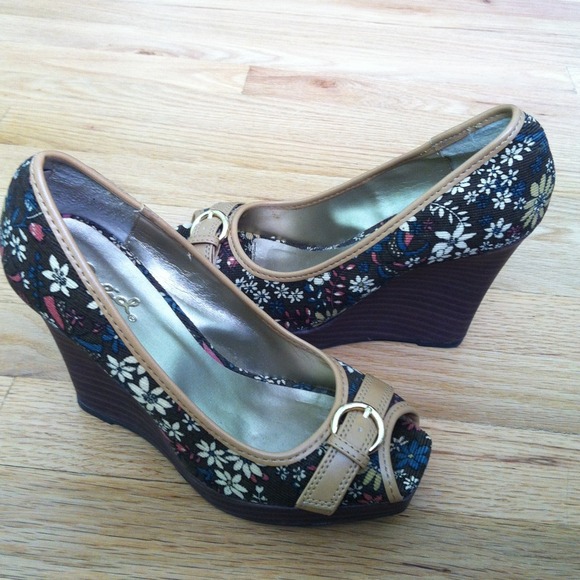 *Reserved* @ashclark05 Floral peep toe wedges