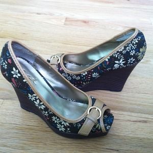 *Reserved* @ashclark05 Floral peep toe wedges