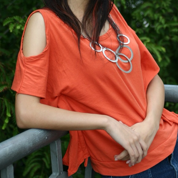 ❗SOLD❗Orange cutout top with necklace