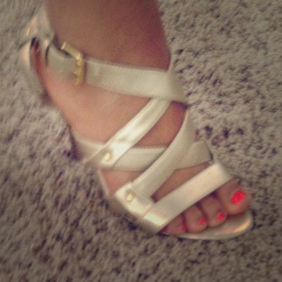⛔⛔TRADED⛔⛔✨REDUCED✨Gold heels